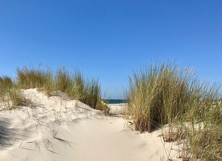 Eethoek van Zeeland-Strandhuis vakantiehuis in Kamperland, met uitzicht op tuin, Noord-Beveland, Zeeland.