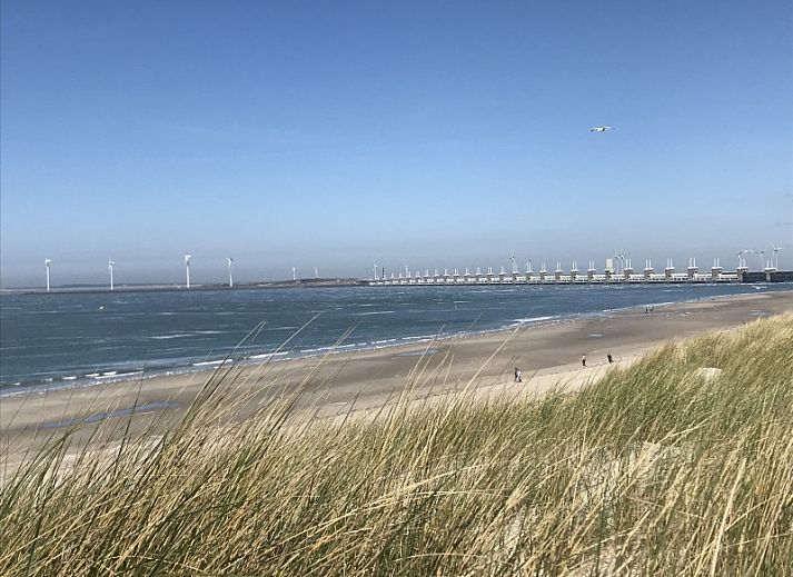 Moderne keuken in Zeeland-Strandhuis vakantiehuis Kamperland, met uitzicht op woonkamer, Noord-Beveland, Zeeland.