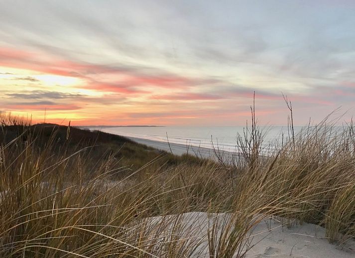 Moderne keuken in Zeeland-Strandhuis vakantiehuis Kamperland, met uitzicht op woonkamer, Noord-Beveland, Zeeland.