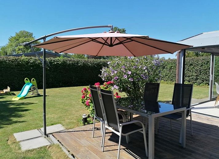 Zeeland-Lodge Ferienhaus in Kamperland mit gruenem Garten und charmanter Veranda in Nord-Beveland, Zeeland.