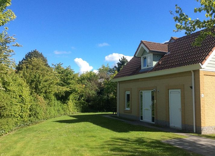 Noordzeeboulevard 51 vakantiehuis in Kamperland, omgeven door groen en rust op Noord-Beveland, Zeeland.