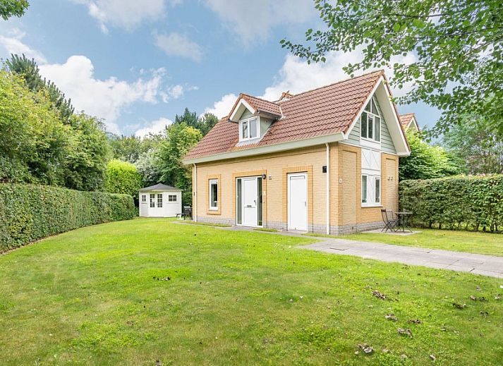 Noordzeeboulevard 51 vakantiehuis in Kamperland, omgeven door groen en rust op Noord-Beveland, Zeeland.