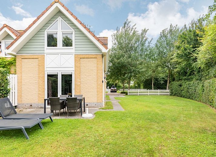 Noordzeeboulevard 51 vakantiehuis in Kamperland, omgeven door groen en rust op Noord-Beveland, Zeeland.