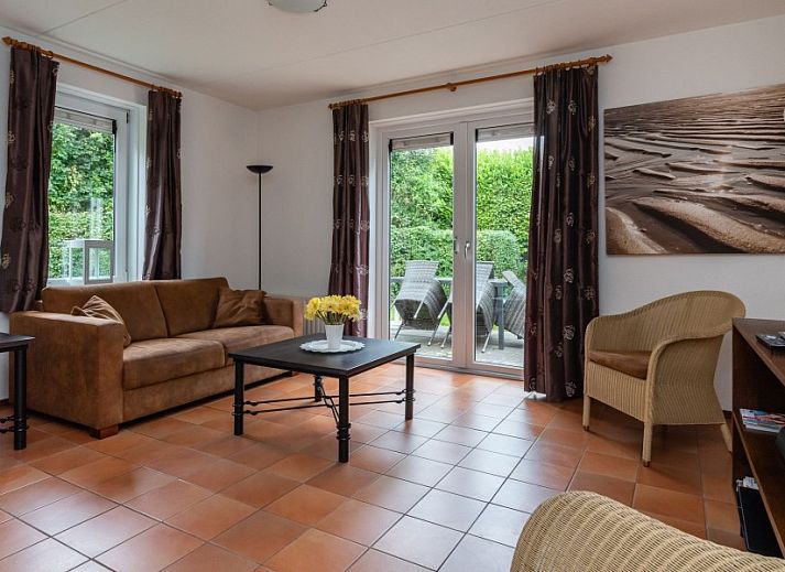 Zonnige tuin van vakantiehuis Noordzeeboulevard 51 in Kamperland, perfect voor ontspanning in Zeeland.