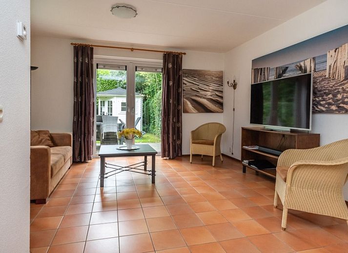 Zonnige tuin van vakantiehuis Noordzeeboulevard 51 in Kamperland, perfect voor ontspanning in Zeeland.