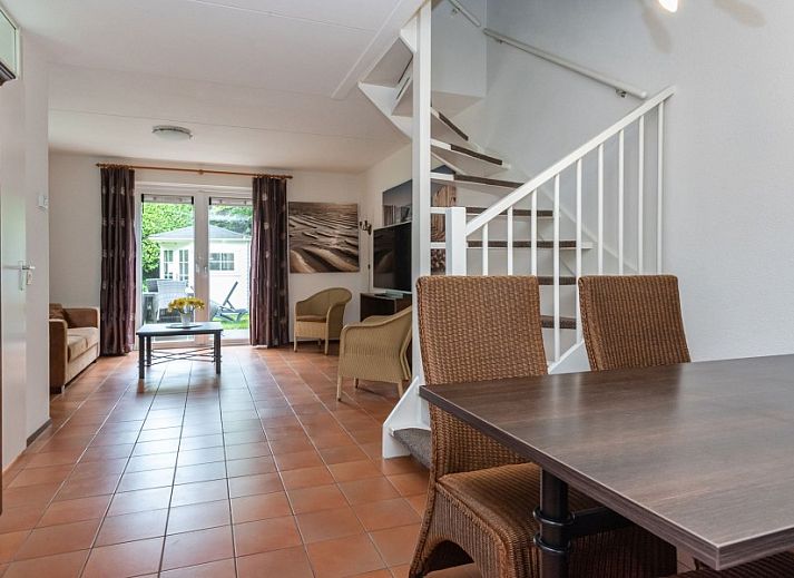 Zonnige tuin van vakantiehuis Noordzeeboulevard 51 in Kamperland, perfect voor ontspanning in Zeeland.