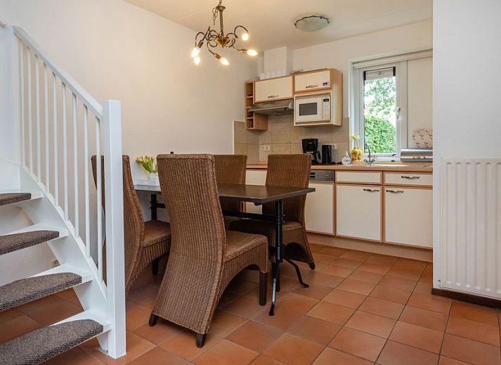 Zonnige tuin van vakantiehuis Noordzeeboulevard 51 in Kamperland, perfect voor ontspanning in Zeeland.