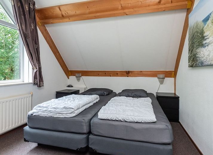 Zonnige tuin van vakantiehuis Noordzeeboulevard 51 in Kamperland, perfect voor ontspanning in Zeeland.