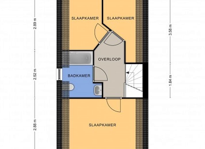Terras met ligstoelen bij Noordzeeboulevard 51 vakantiehuis in Kamperland, geniet van de natuur in Zeeland.