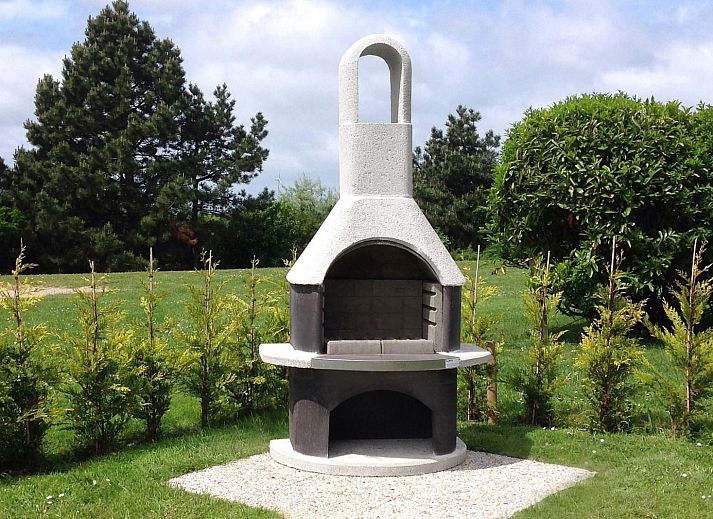 Meerblick in VZ1178 Ferienhaus in Kamperland, Noord-Beveland, mit einem Segelboot auf dem Wasser.