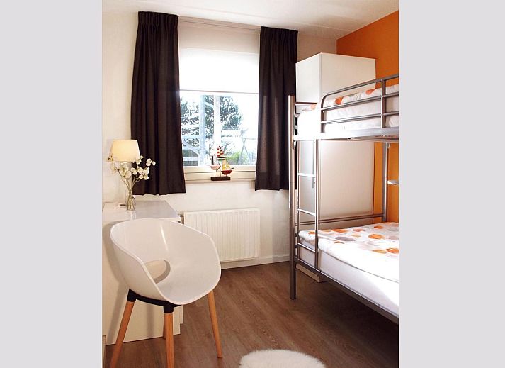 Bequeme Liegestuehle im Garten des Ferienhauses VZ1178 in Kamperland, ideal zum Entspannen.