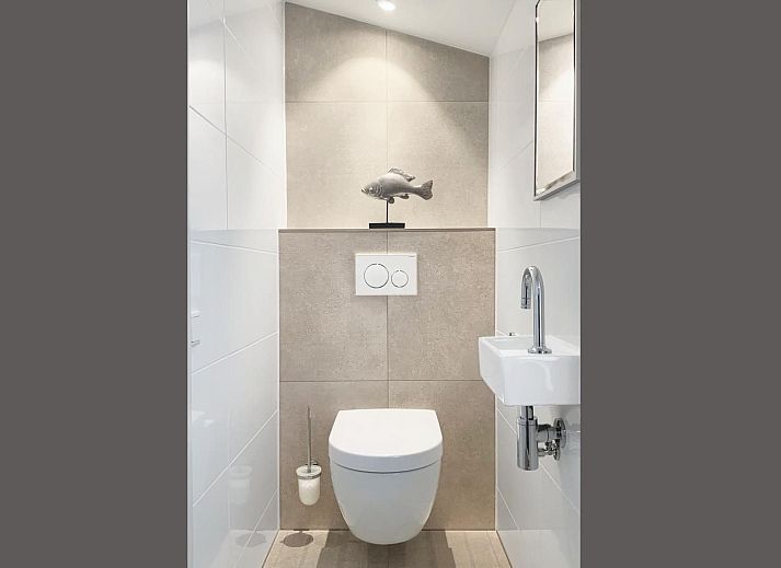 Bequeme Liegestuehle im Garten des Ferienhauses VZ1178 in Kamperland, ideal zum Entspannen.