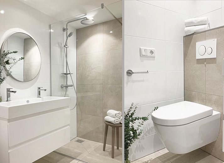 Bequeme Liegestuehle im Garten des Ferienhauses VZ1178 in Kamperland, ideal zum Entspannen.