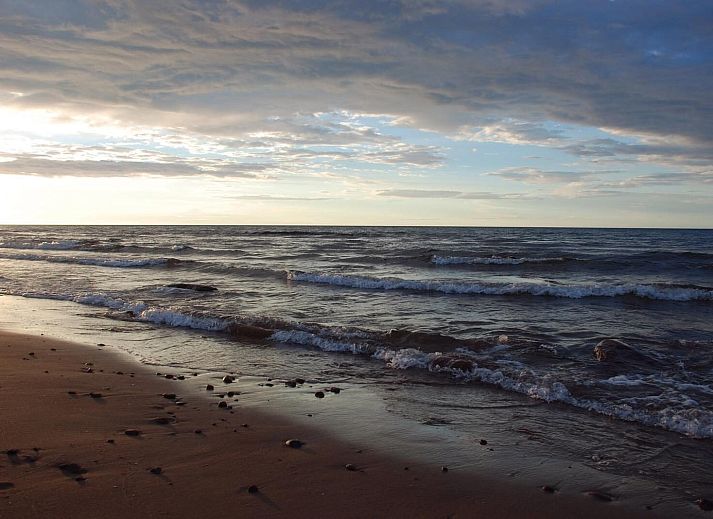 Stilvoller Aussenkamin im Garten des Ferienhauses VZ1178 in Kamperland, perfekt fuer Sommerabende.
