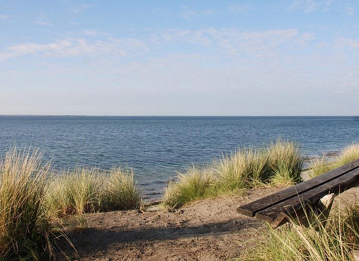 Gemuetliches Wohnzimmer des Ferienhauses VZ1178 in Kamperland, mit bequemem Sofa und Kunst an der Wand.