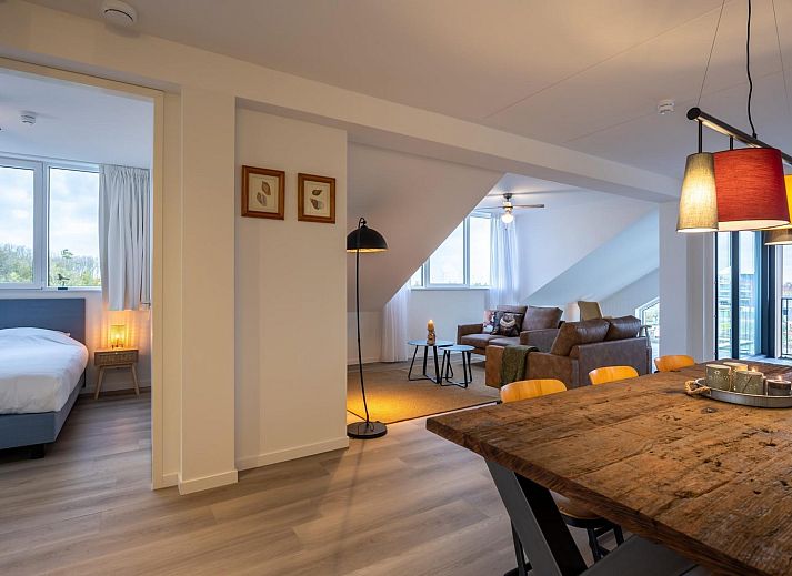 Geraeumige Terrasse von VZ2303 Luxus-Penthouse in Kamperland mit Blick auf Kamperland, Nord-Beveland, Zeeland.