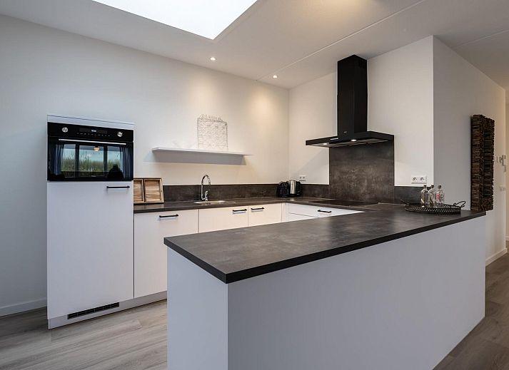 Geraeumige Terrasse von VZ2303 Luxus-Penthouse in Kamperland mit Blick auf Kamperland, Nord-Beveland, Zeeland.