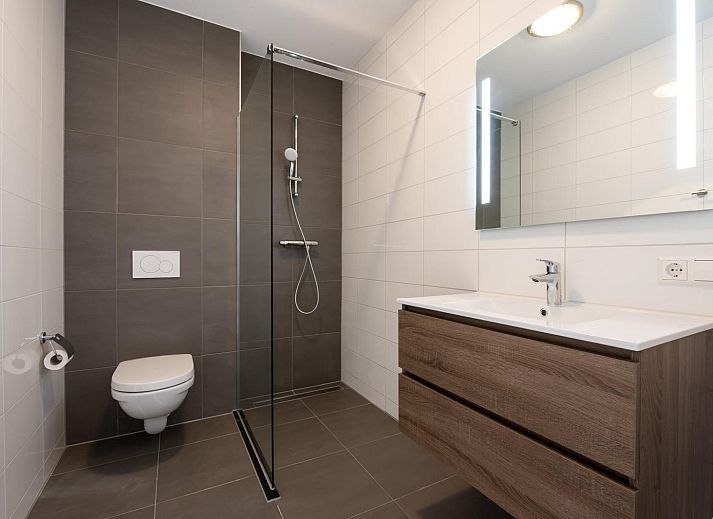 Geraeumige Terrasse von VZ2303 Luxus-Penthouse in Kamperland mit Blick auf Kamperland, Nord-Beveland, Zeeland.