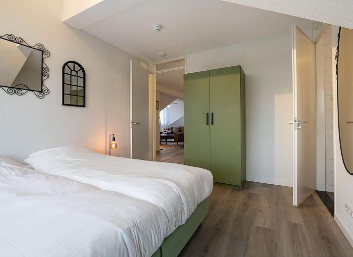 Gemuetliches Wohnzimmer im VZ2303 Luxus-Penthouse in Kamperland, Nord-Beveland, mit bequemer Sitzecke.