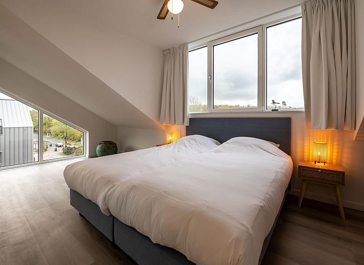 Gemuetliches Wohnzimmer im VZ2303 Luxus-Penthouse in Kamperland, Nord-Beveland, mit bequemer Sitzecke.