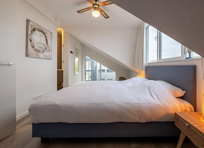 Gemuetliches Wohnzimmer im VZ2303 Luxus-Penthouse in Kamperland, Nord-Beveland, mit bequemer Sitzecke.