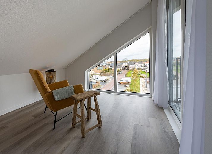 Gemuetliches Wohnzimmer im VZ2303 Luxus-Penthouse in Kamperland, Nord-Beveland, mit bequemer Sitzecke.
