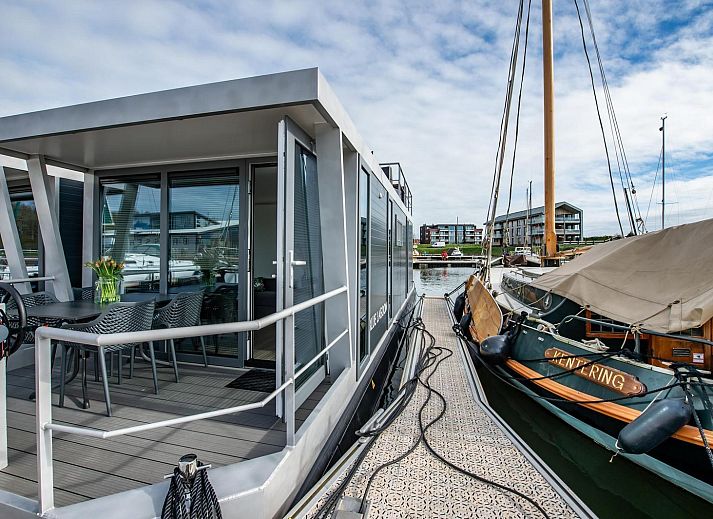 Terrasse von VZ2340 Water lodge in Kamperland mit Blick auf den Jachthafen in Noord-Beveland, Zeeland.