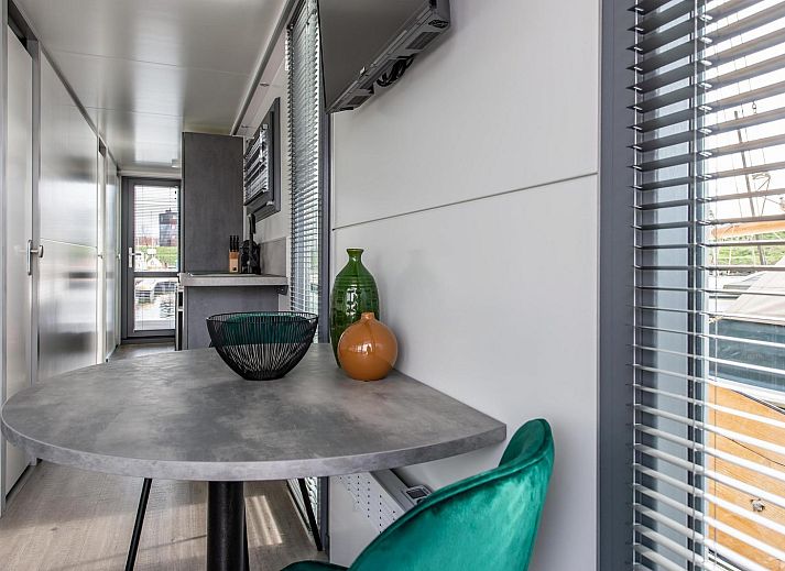 Terrasse von VZ2340 Water lodge in Kamperland mit Blick auf den Jachthafen in Noord-Beveland, Zeeland.