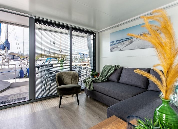 Terrasse von VZ2340 Water lodge in Kamperland mit Blick auf den Jachthafen in Noord-Beveland, Zeeland.