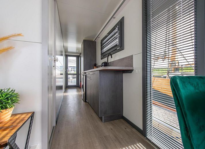 Aussenterrasse der VZ2340 Waterlodge in Kamperland, geniessen Sie die frische Luft in Noord-Beveland, Zeeland.