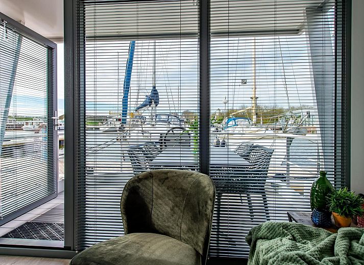 Aussenterrasse der VZ2340 Waterlodge in Kamperland, geniessen Sie die frische Luft in Noord-Beveland, Zeeland.