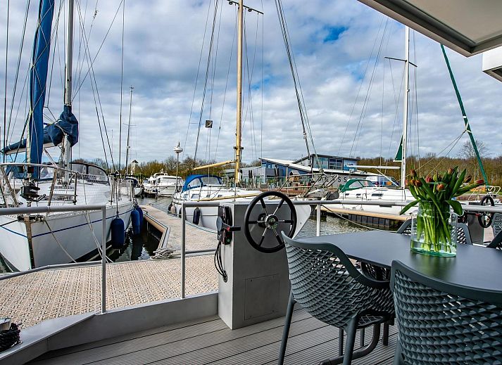 Aussenterrasse der VZ2340 Waterlodge in Kamperland, geniessen Sie die frische Luft in Noord-Beveland, Zeeland.