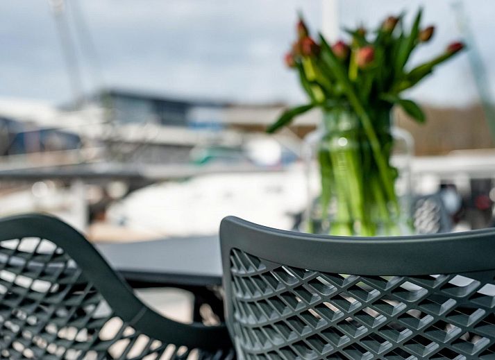 Blick auf den Hafen von der VZ2340 Waterlodge, einem einzigartigen Urlaubserlebnis in Kamperland, Noord-Beveland, Zeeland.