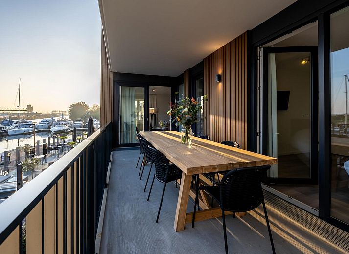 Geraeumige Terrasse bei VZ2407 Ferienwohnung in Kamperland, Noord-Beveland, mit Blick auf den Jachthafen.