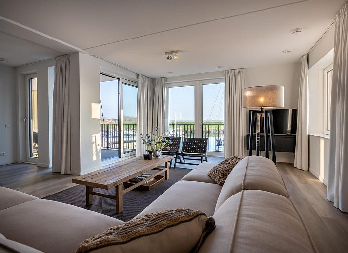 Geraeumige Terrasse bei VZ2407 Ferienwohnung in Kamperland, Noord-Beveland, mit Blick auf den Jachthafen.