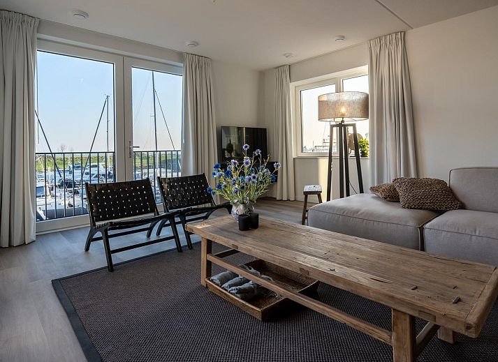 Geraeumige Terrasse bei VZ2407 Ferienwohnung in Kamperland, Noord-Beveland, mit Blick auf den Jachthafen.