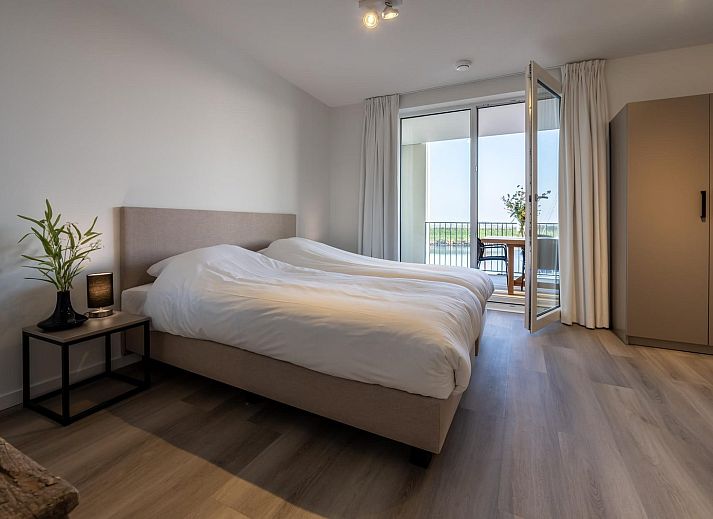 Gemuetliche Veranda von VZ2407 Ferienwohnung in Kamperland, Nord-Beveland, mit Abendlicht.