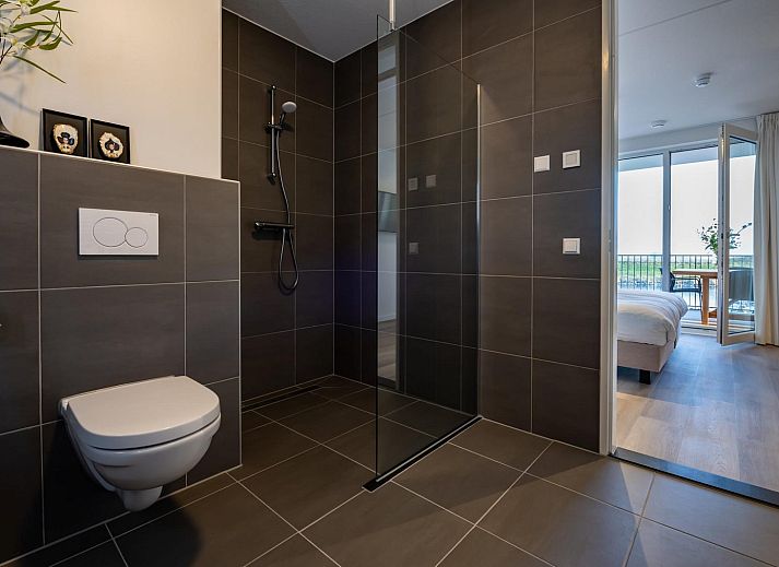 Gemuetliche Veranda von VZ2407 Ferienwohnung in Kamperland, Nord-Beveland, mit Abendlicht.