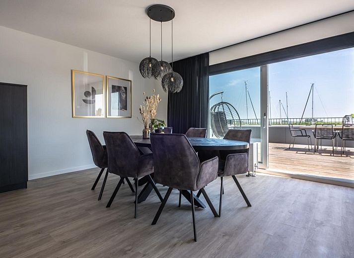 Gemuetliche Veranda von VZ2407 Ferienwohnung in Kamperland, Nord-Beveland, mit Abendlicht.