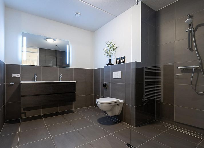 Gemuetliche Veranda von VZ2407 Ferienwohnung in Kamperland, Nord-Beveland, mit Abendlicht.