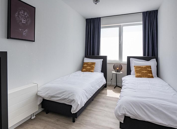 Stilvolles Wohnzimmer der Ferienwohnung VZ2407 in Kamperland, Nord-Beveland, mit Blick auf das Wasser.