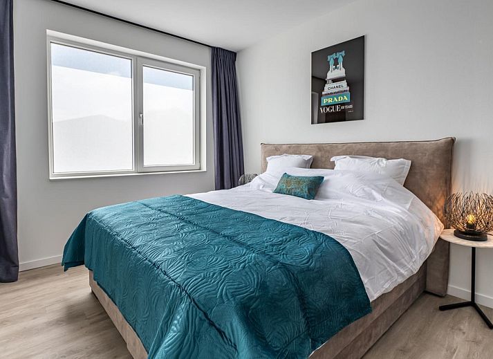 Stilvolles Wohnzimmer der Ferienwohnung VZ2407 in Kamperland, Nord-Beveland, mit Blick auf das Wasser.