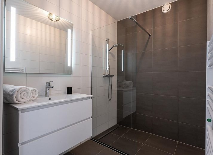 Stilvolles Wohnzimmer der Ferienwohnung VZ2407 in Kamperland, Nord-Beveland, mit Blick auf das Wasser.