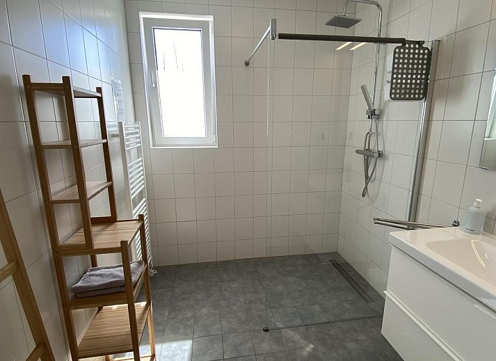 VZ948 Ferienvilla Kamperland, gemuetliches Wohnzimmer mit viel Licht in Kamperland, Noord-Beveland, Zeeland.