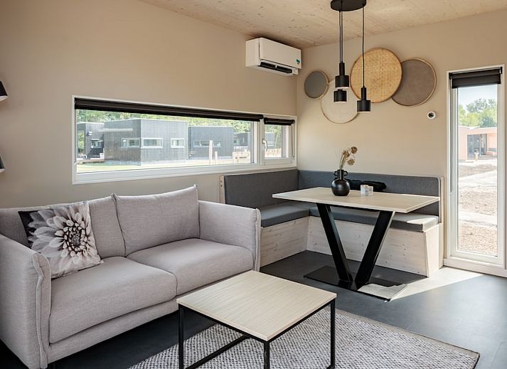 Sauna Lodge 2 in Kamperland, Noord-Beveland, bietet ein modernes Ferienhaus mit einer geraeumigen Terrasse und bequemen Liegestuehlen.