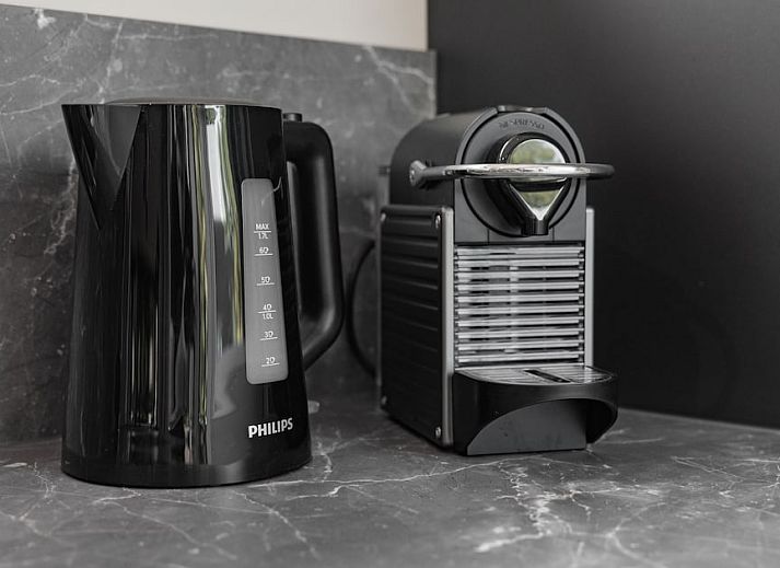 Sauna Lodge 2 in Kamperland, Noord-Beveland, bietet ein modernes Ferienhaus mit einer geraeumigen Terrasse und bequemen Liegestuehlen.