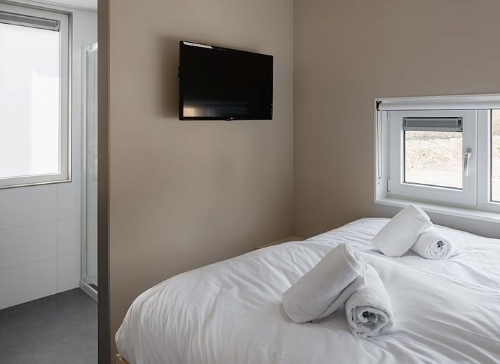 Modernes Wohnzimmer in Sauna Lodge 2, einem Ferienhaus in Kamperland, Noord-Beveland, Zeeland, mit stilvollem Interieur und viel natuerlichem Licht.