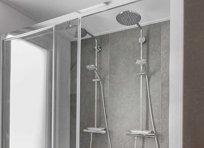 Modernes Wohnzimmer in Sauna Lodge 2, einem Ferienhaus in Kamperland, Noord-Beveland, Zeeland, mit stilvollem Interieur und viel natuerlichem Licht.