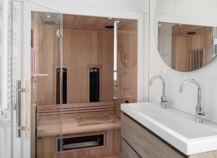 Modernes Wohnzimmer in Sauna Lodge 2, einem Ferienhaus in Kamperland, Noord-Beveland, Zeeland, mit stilvollem Interieur und viel natuerlichem Licht.