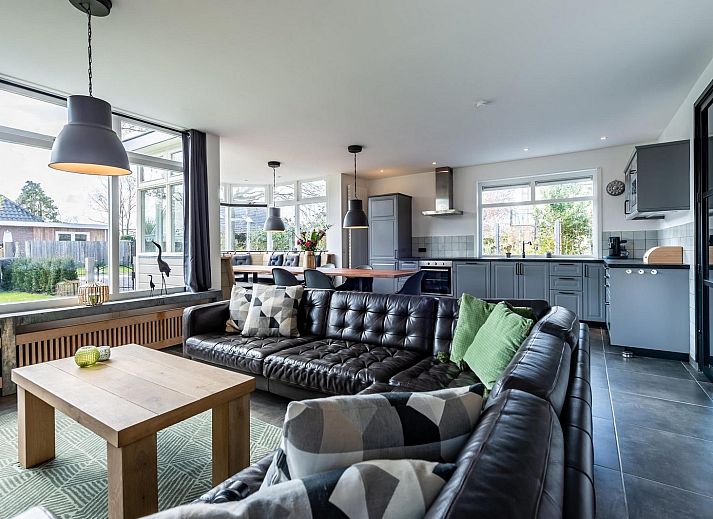 Terrasse und Liegestuehle auf VZ1164 Grosse freistehende Villa in Kamperland, Noord-Beveland, Zeeland.